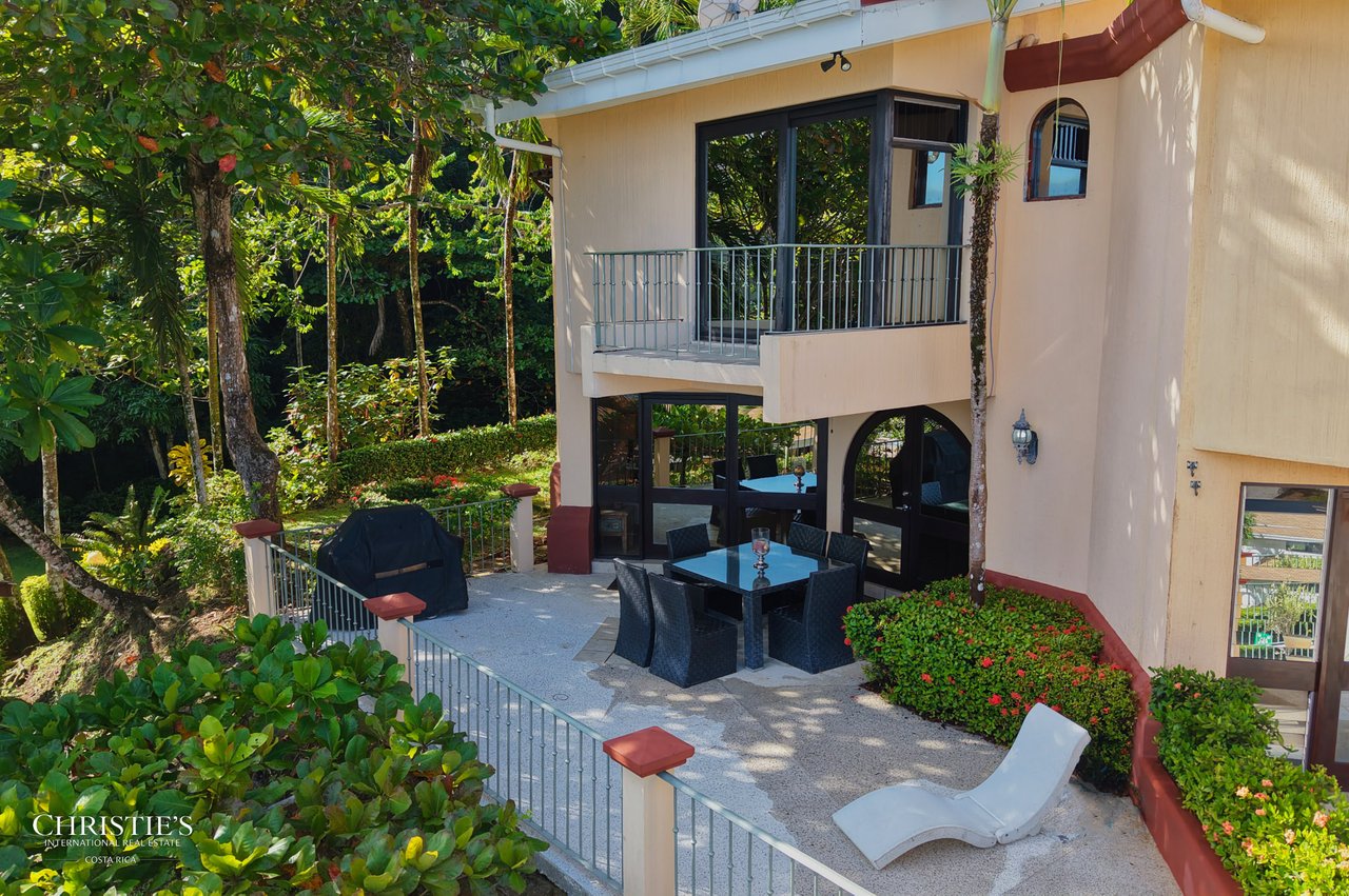 Exquisite Corner Townhouse with Panoramic Ocean Views – Faro Escondido