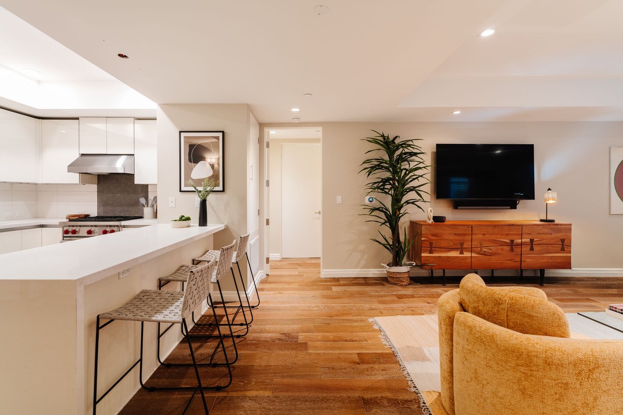 441 S Barrington Ave Unit: 109, Brentwood 