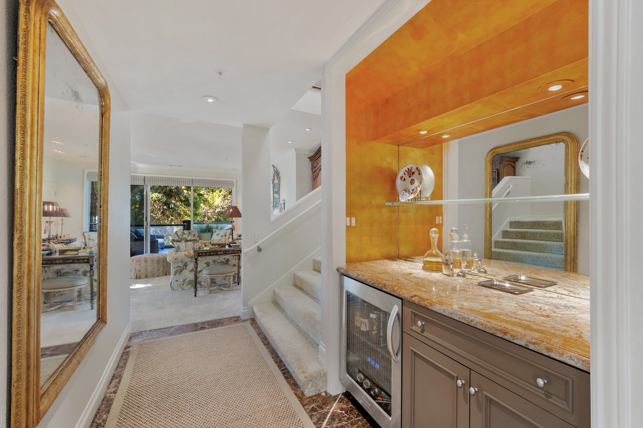 Luxurious End Unit in Point Tiburon