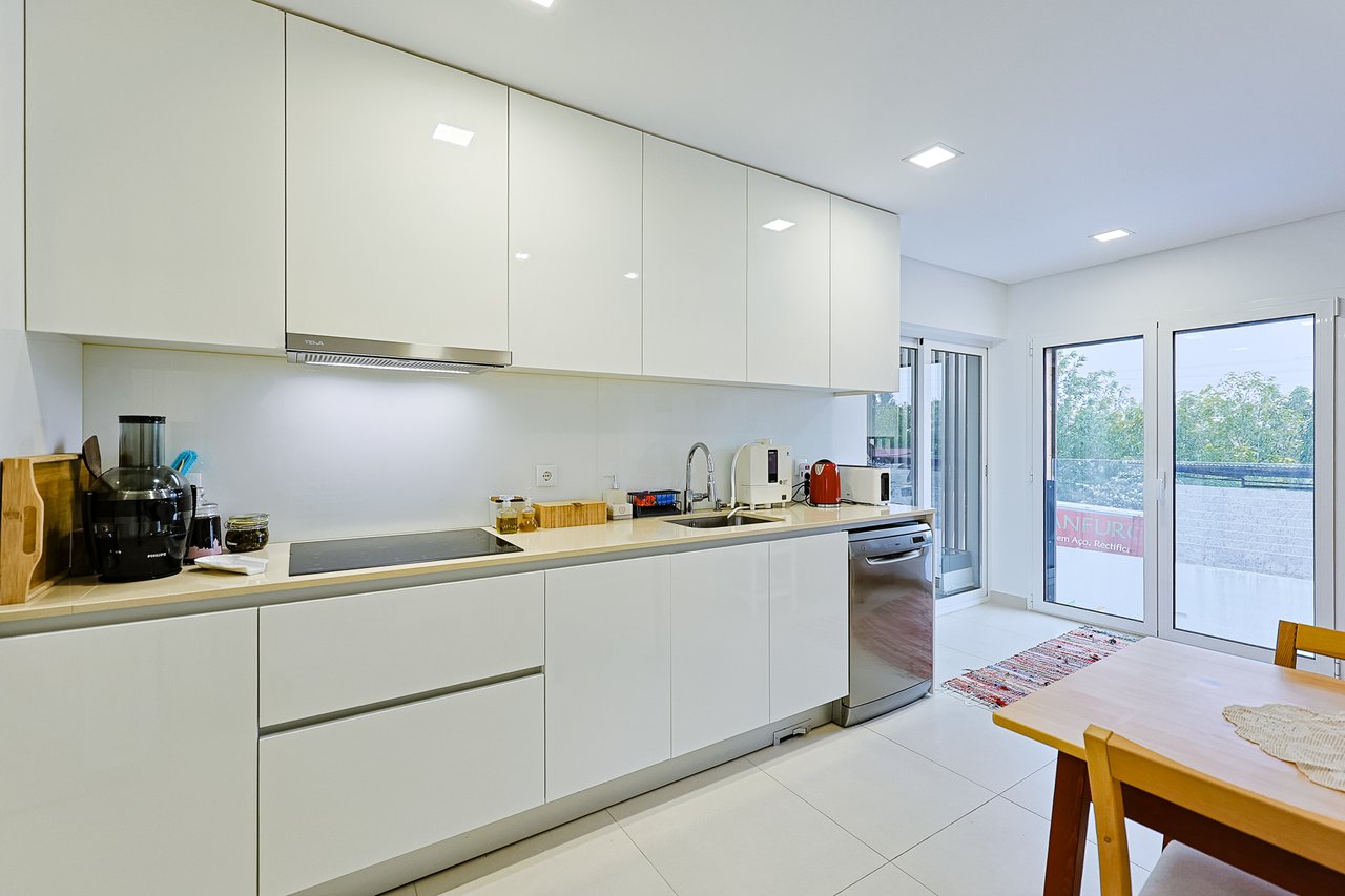 Modern 2-Bed, 2-Bath Apartment in Central Marinha Grande – Near Nazaré