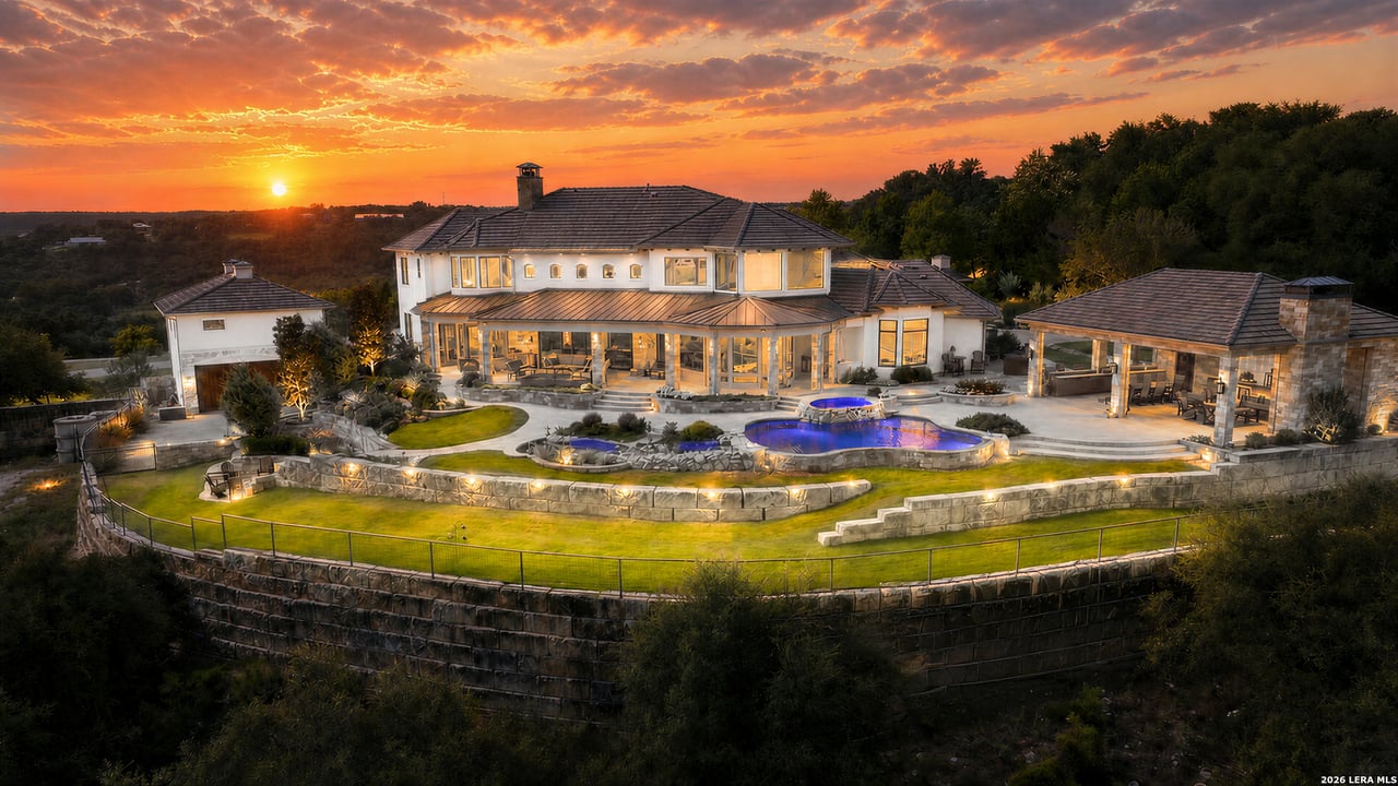 Luxury home in San Antonio Texas for homeowners coordinating the sale of one property and purchase of another