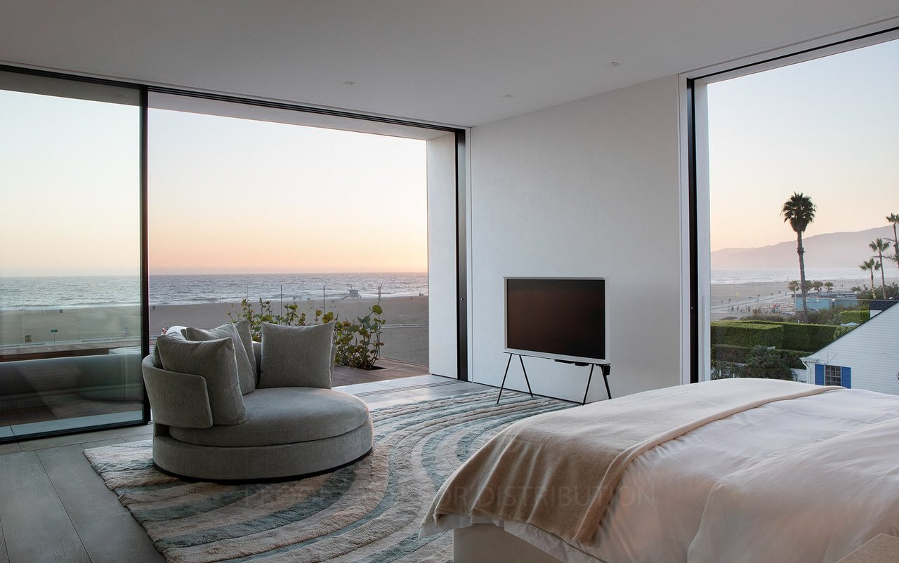 547 Palisades Beach Road