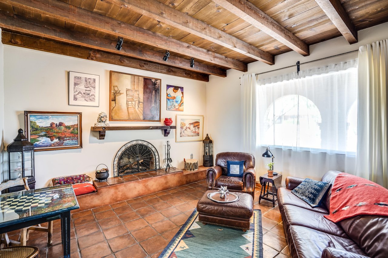 1129 W Fern Dr