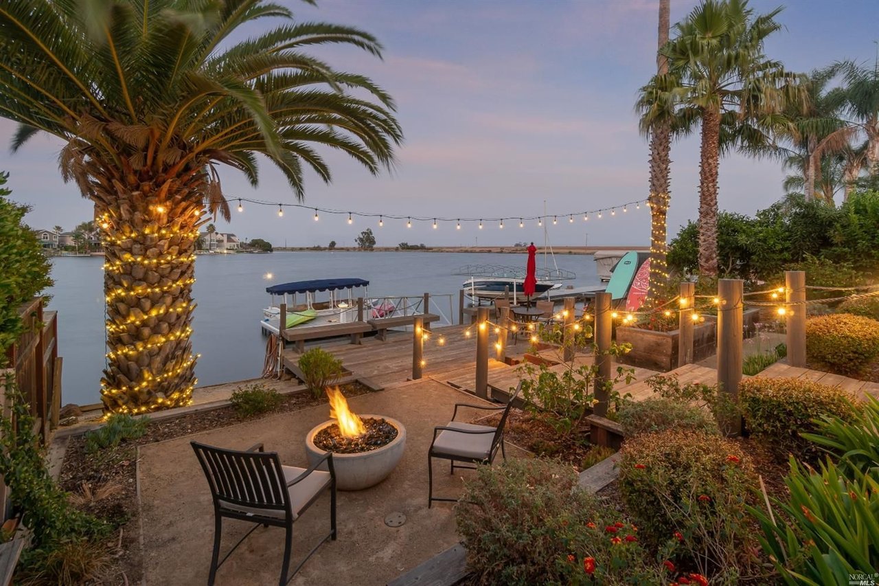 53 Dolphin Isle
