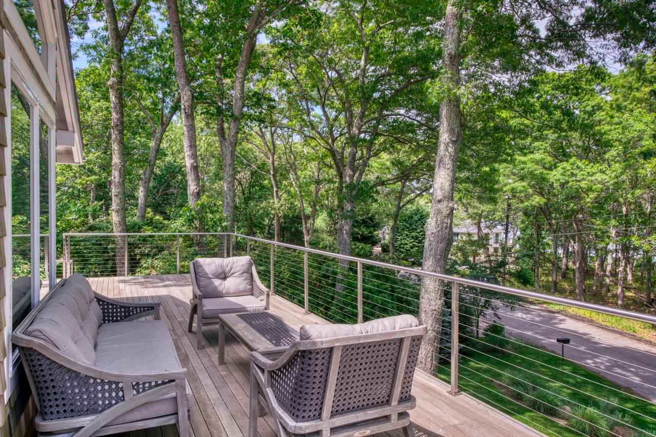 30 Springwood Way, East Hampton