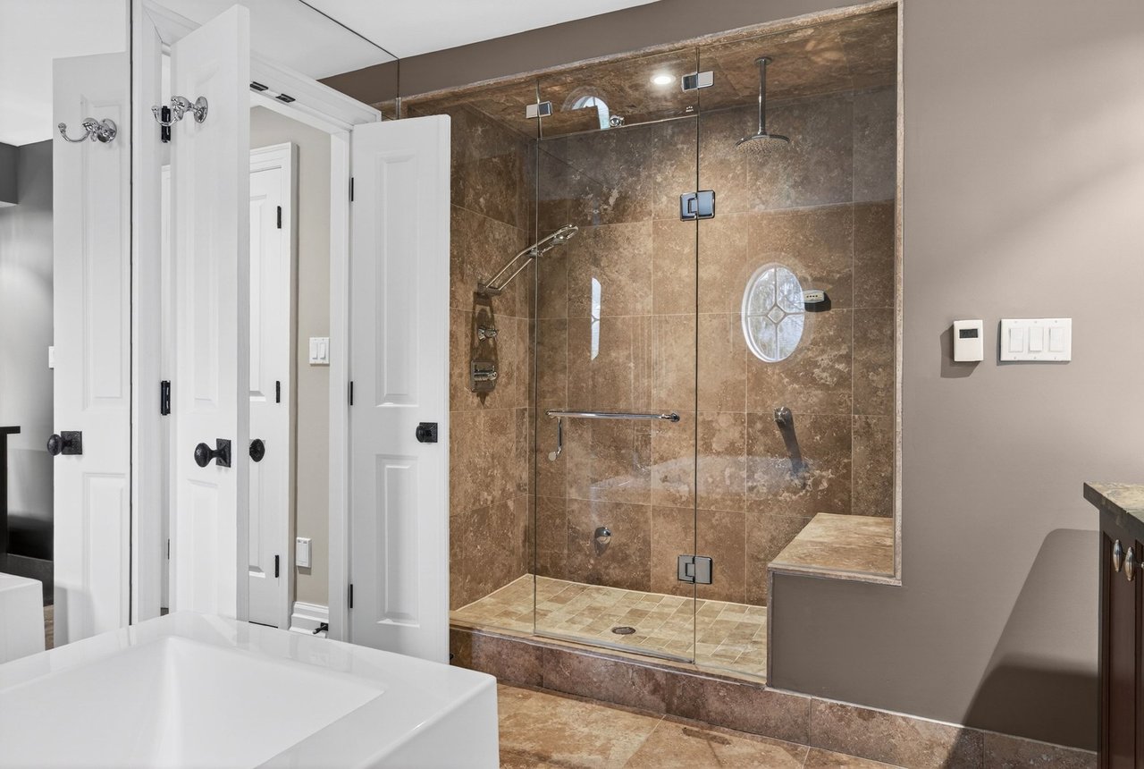  Aldershot Lakeside Elegance