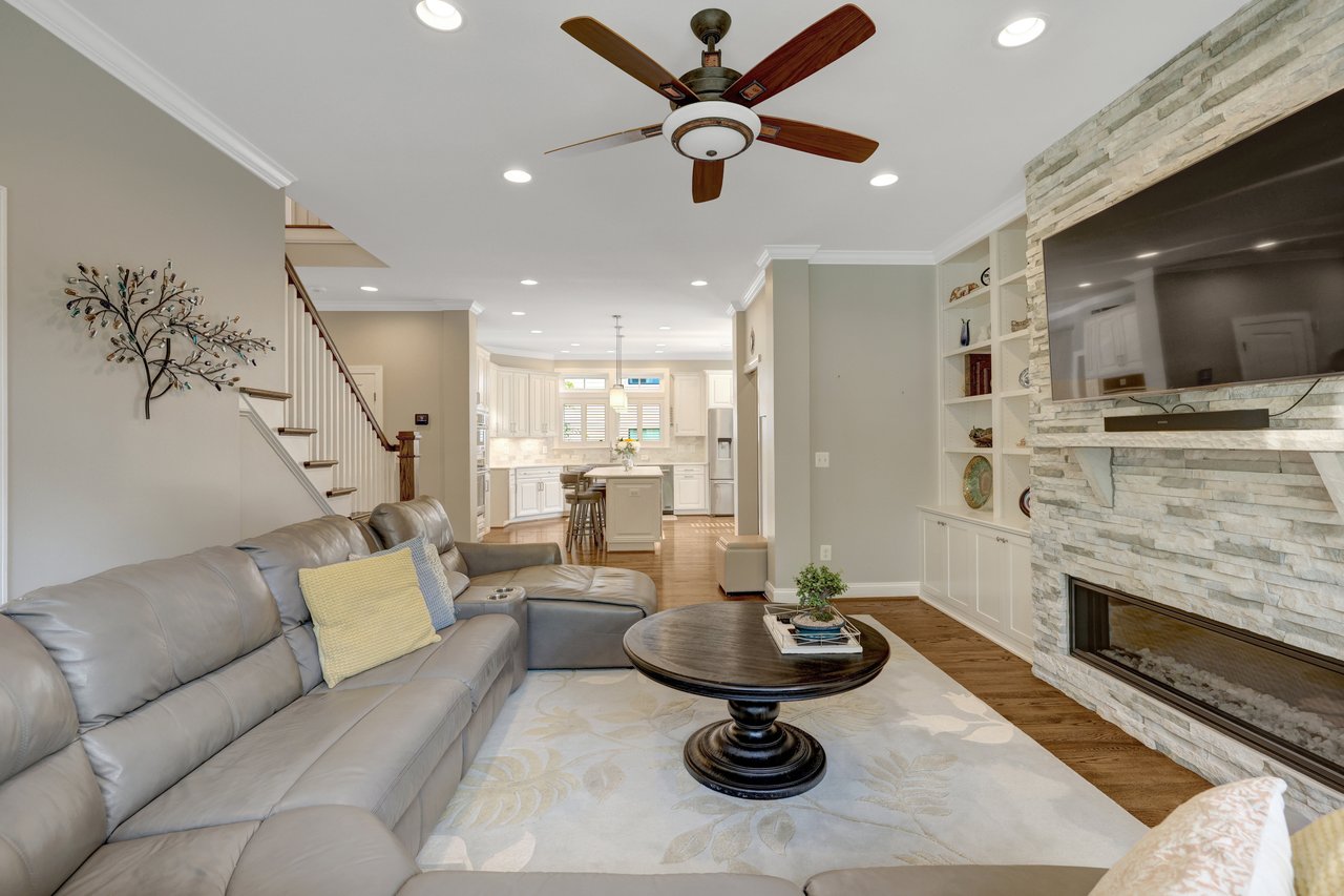 300 Jade Ct NW
