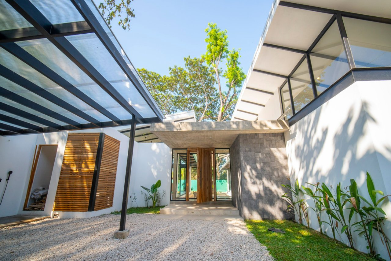 Casa Cenizaro | Elegant 4-Bed Tropical Retreat with Pool in Surfside, Potrero