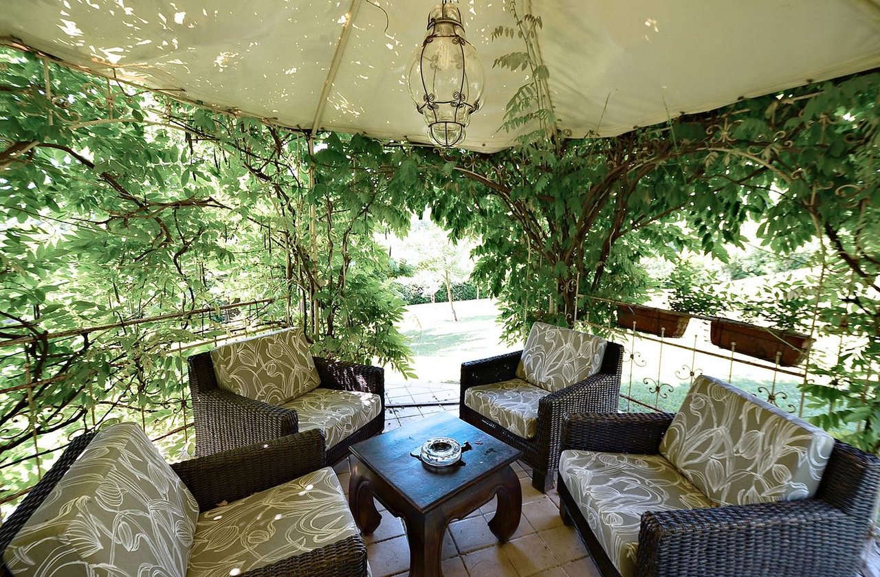 Gorgeous Florence Estate With Saltwater Pool