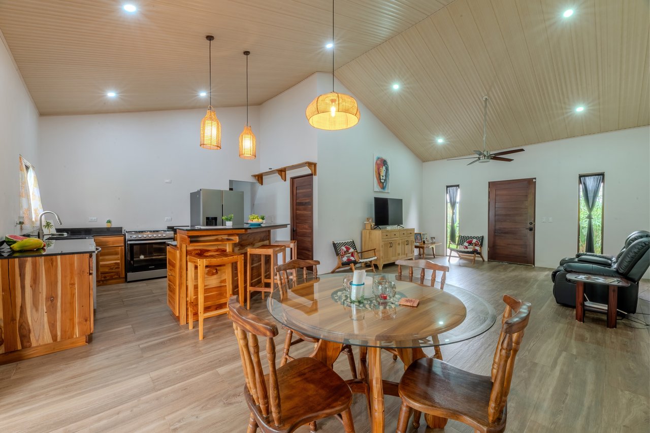 Vista de la Montaña House - Beautiful residence in the desirable Finca Los Alfaro - Quepos