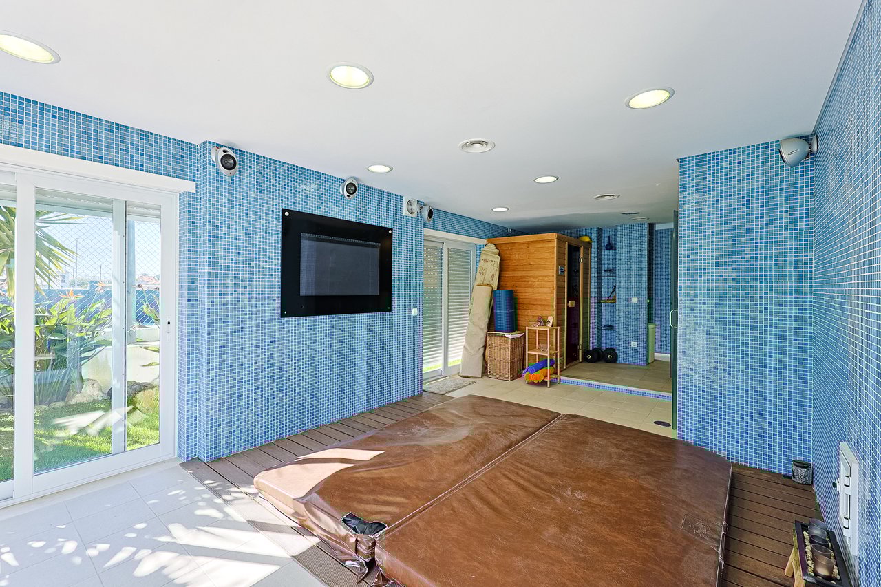 Exclusive 4,000 m² Estate in Azeitão with Tennis Court, Spa & Approved Development Project