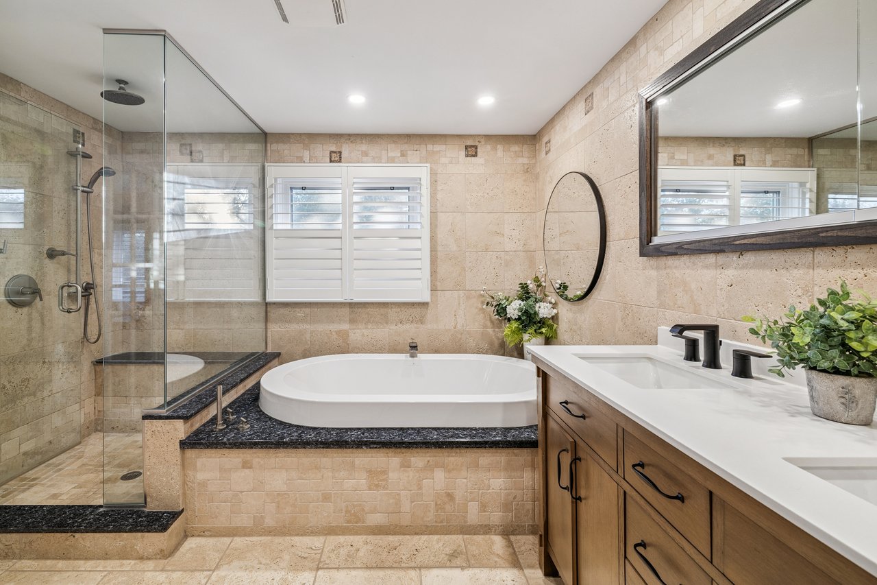 Impressive Home on Ravine Lot in Glen Abbey