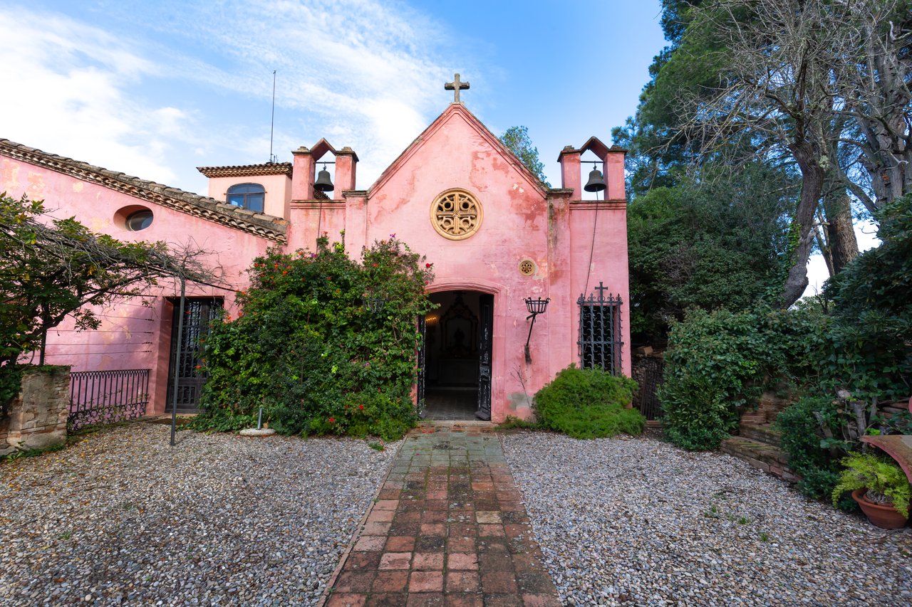 Residential complex: farmhouse with a chapel and 2 single-family houses