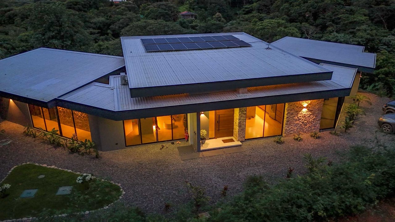 Ojochal Modern Jungle Home with Infinity Pool & Mountain Views
