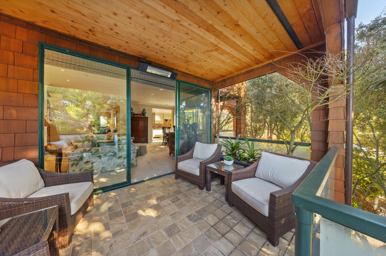 Luxurious End Unit in Point Tiburon