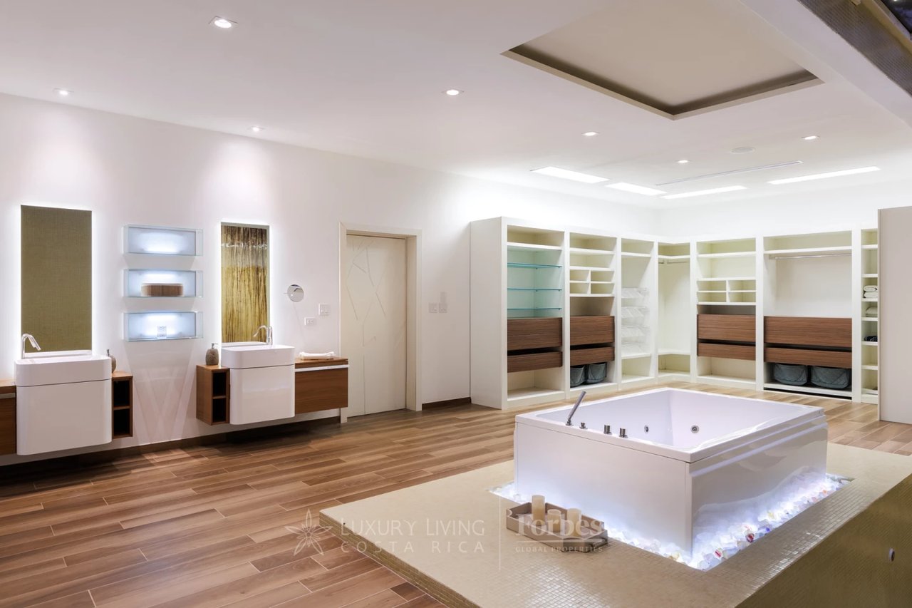 20166 - Paradise Estate: 4-Bedroom Villa with Spa & Pool in Pinilla