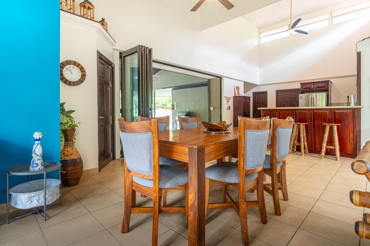 Casa Luna, 3bed /3bath Private Oasis, Convenient Location