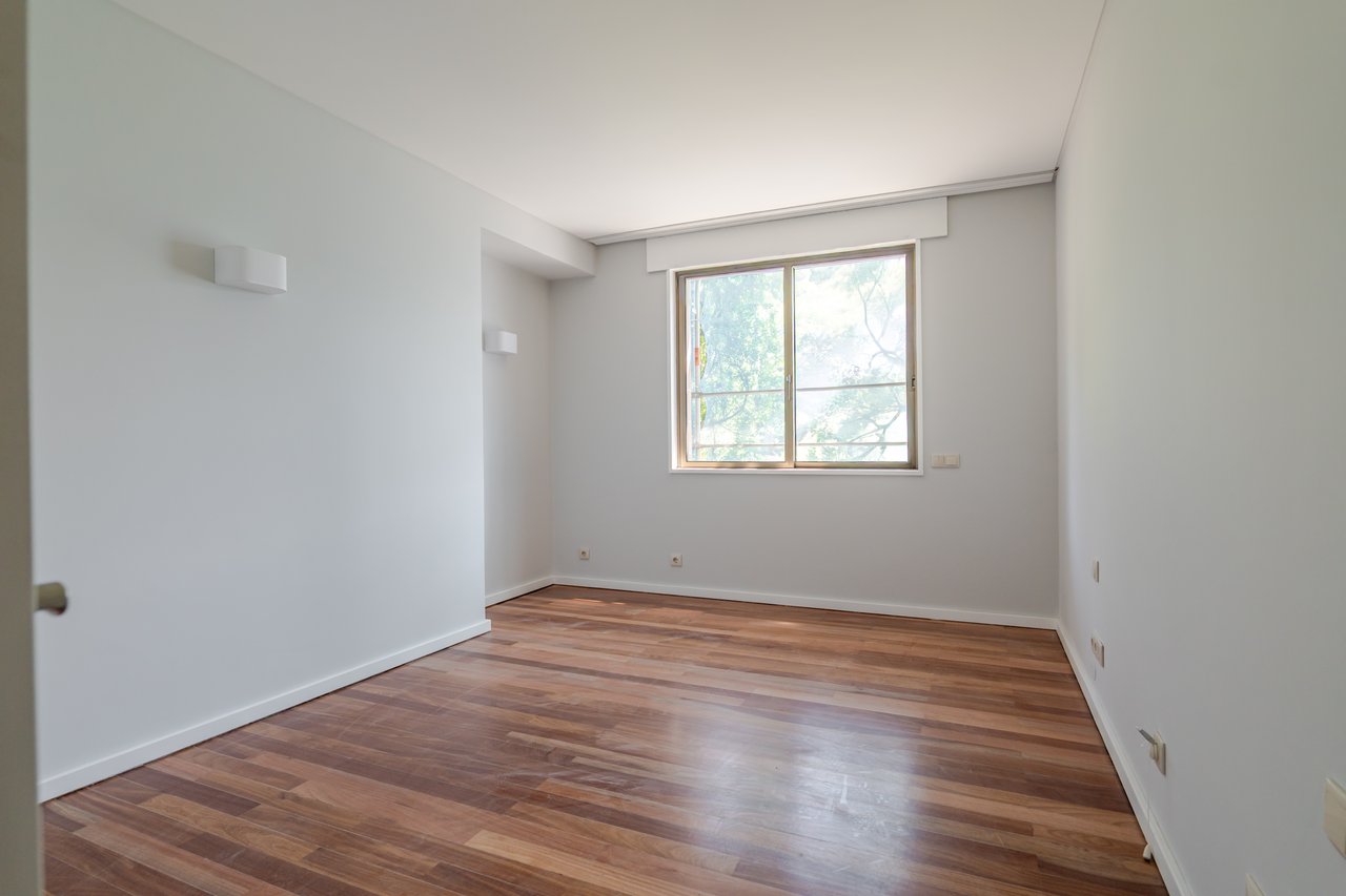 Luxury 5-Bedroom Apartment with Balcony & Private Garage in Foz do Douro, Porto