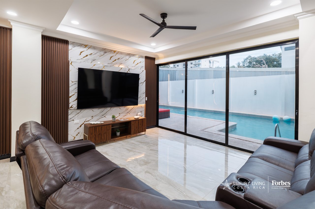 21472 - Fully Furnished Turnkey Luxury Beach Residence, 9 suites, 50 mts from Jaco Beach