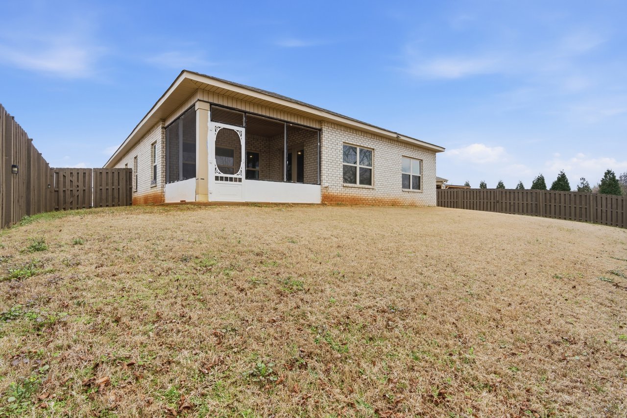 Beautiful Huntsville Home with Screened In Patio & Community Pool! 