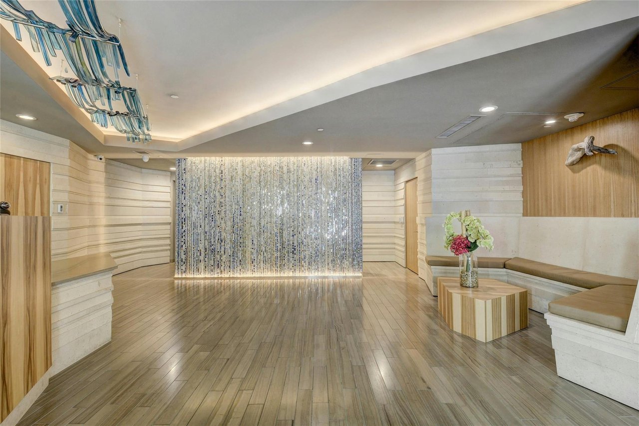 300 Bowie St APT 702