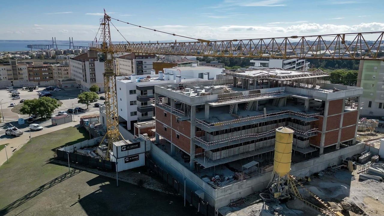 Modern 3-Bedroom Apartment in Camarate, Loures