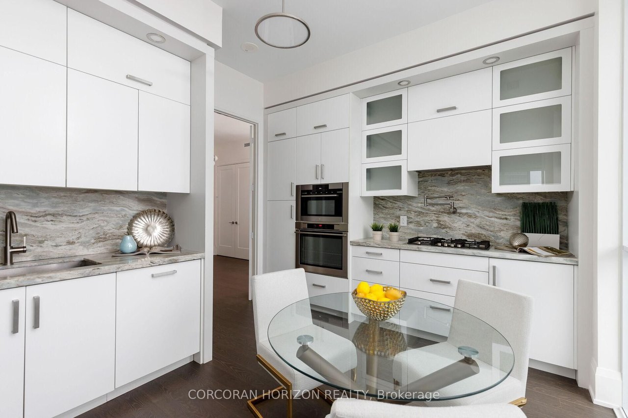 PENTHOUSE OPULENCE BY THE EGLINTON LRT