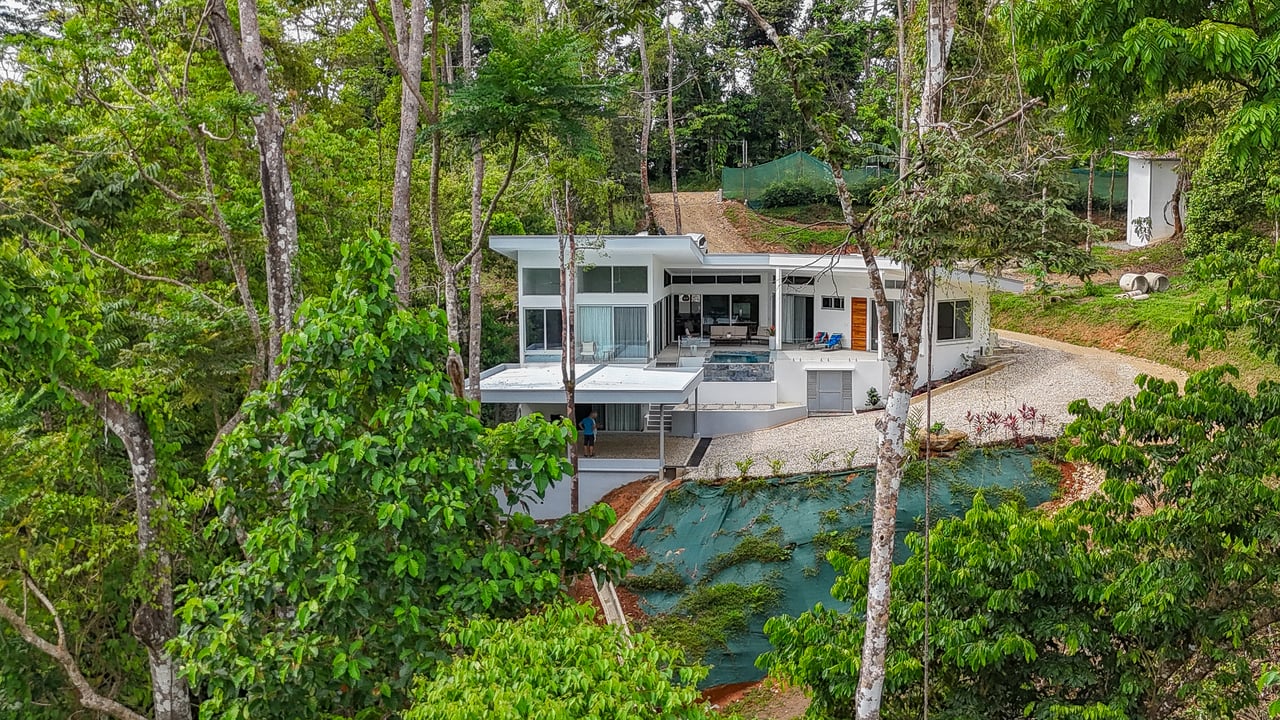 An Exclusive, Sunny Ridge-Top 4-Bed Designer House With Unforgettable Mountain & Jungle Views
