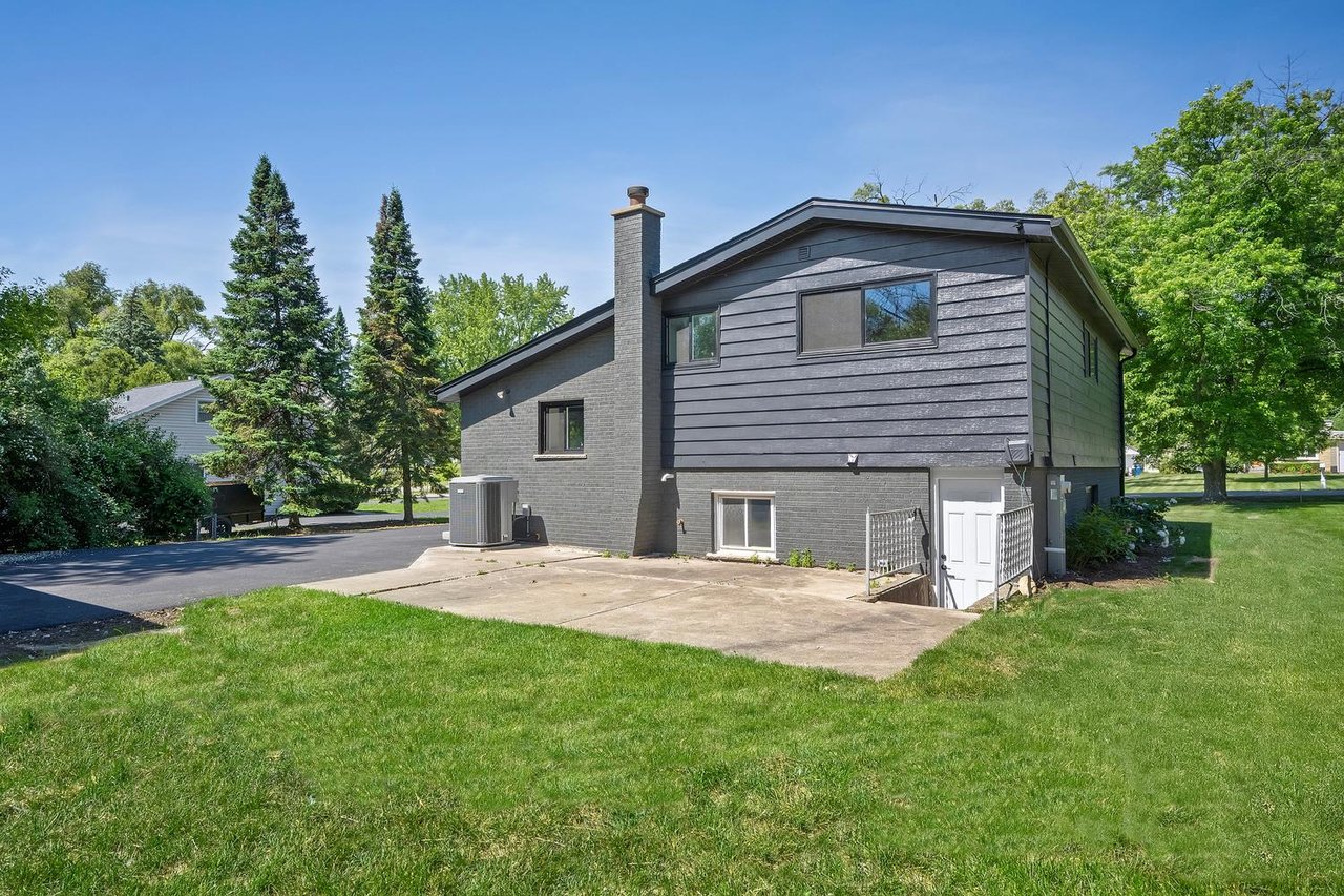 1N535 Park Blvd, Glen Ellyn IL – Fully Renovated Split-Level on Nearly Half an Acre Listed at $475,900