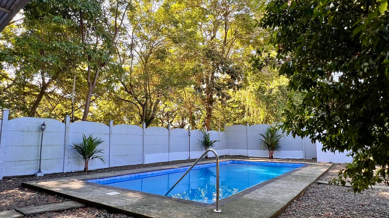 3-Bedroom Home with Large Pool and Garden in Bahía