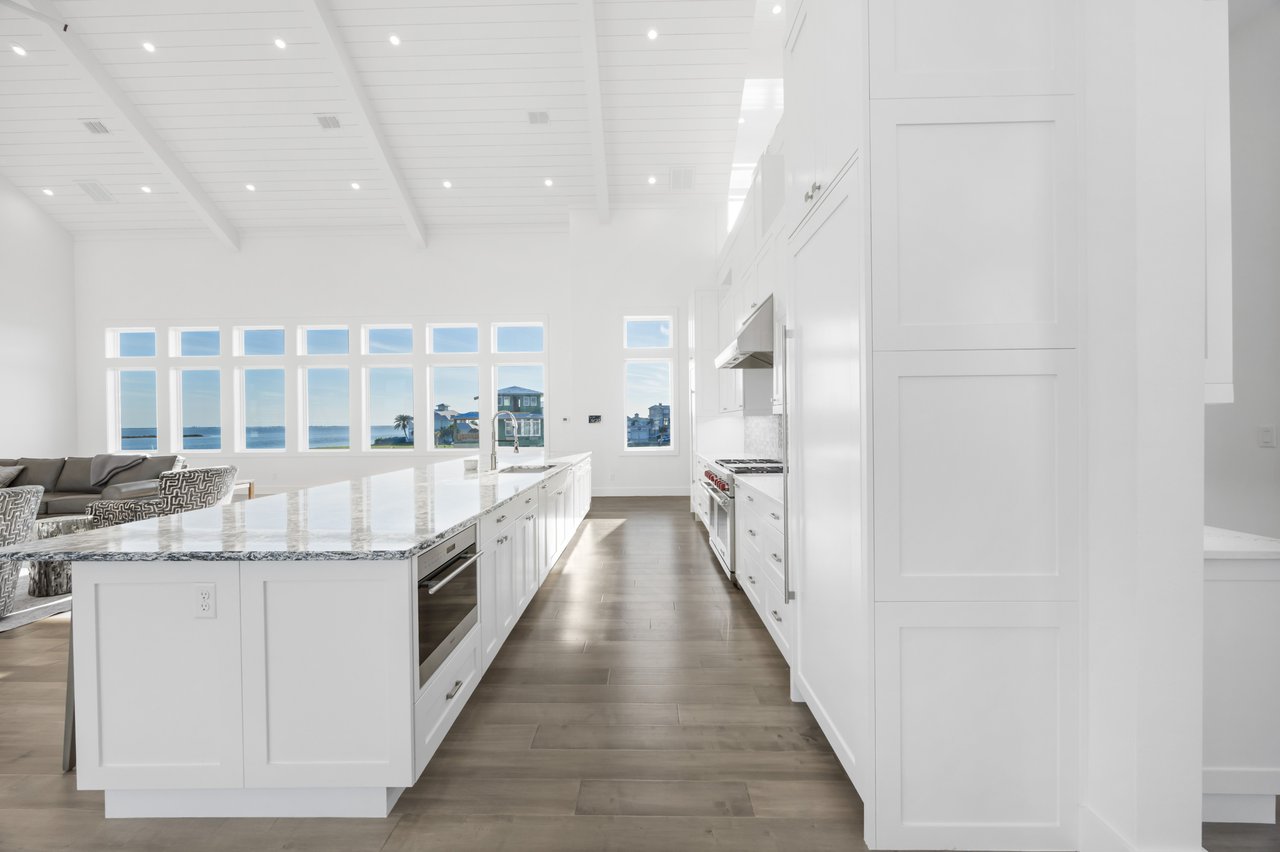 White Label - 305 Estes Drive