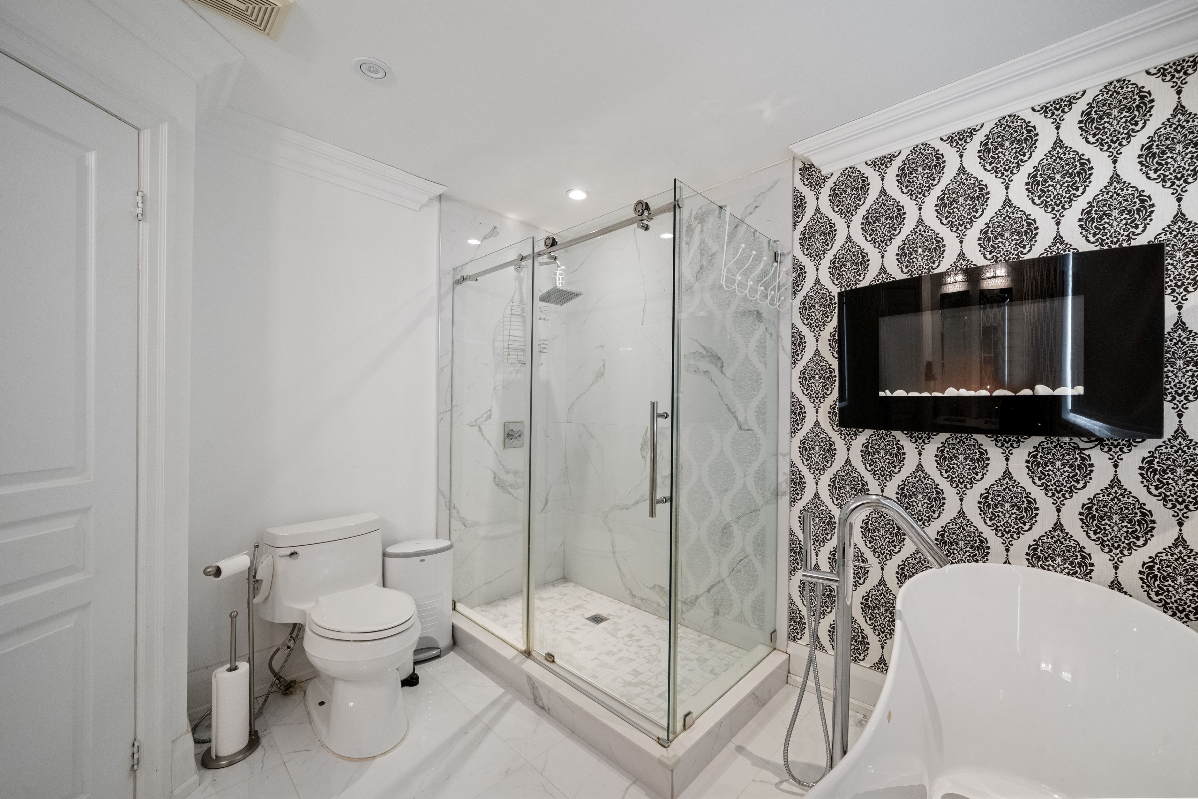 SOLD: Show Like a Model!