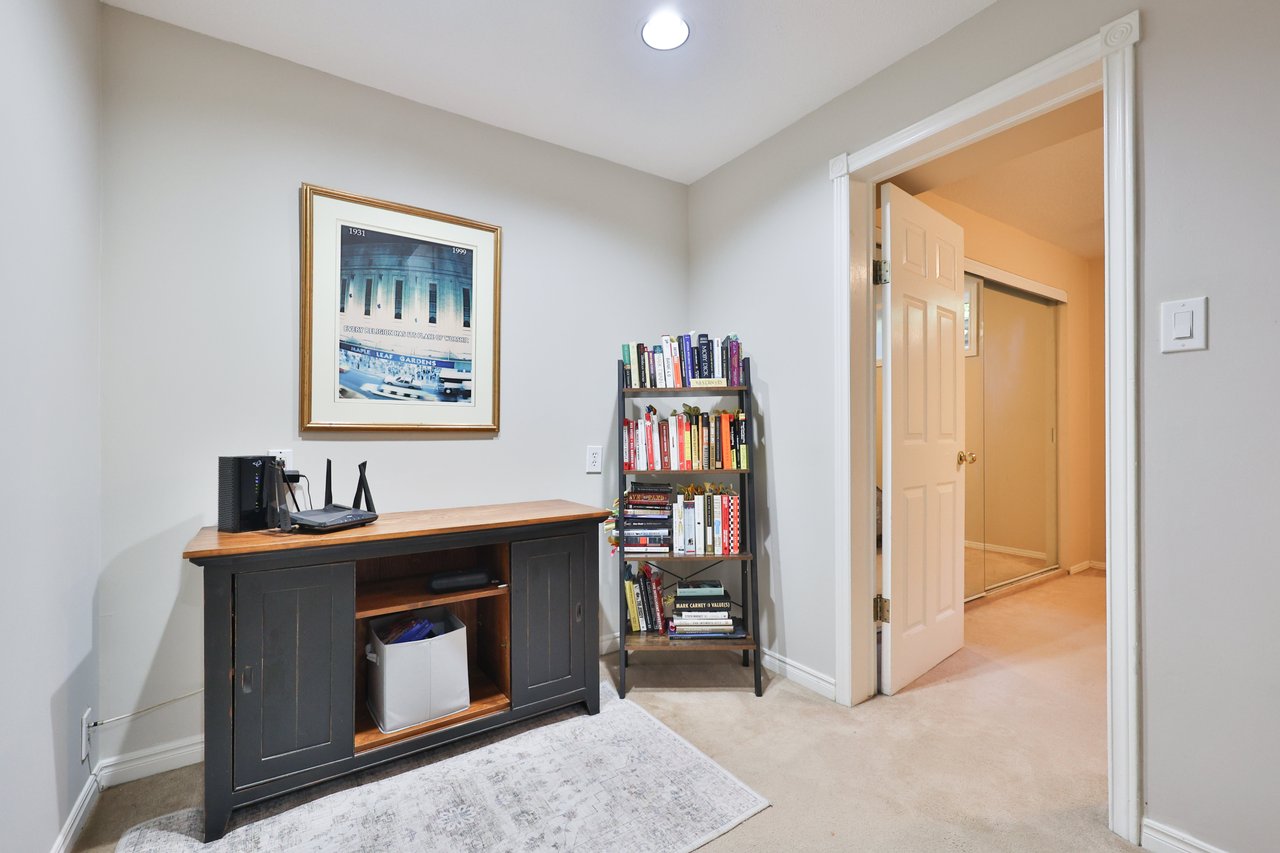 206 Rossmore Boulevard, Burlington
