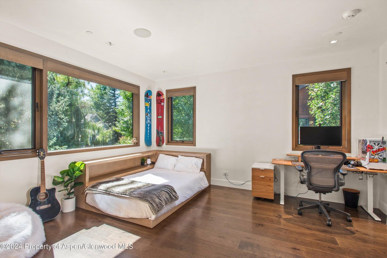 700 W Smuggler Street