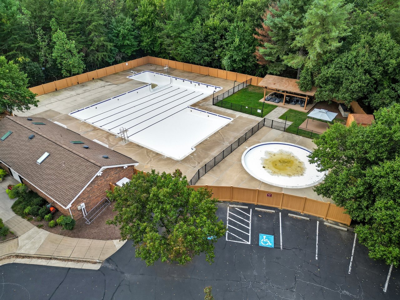 Turnkey 2 Bed Townhome plus Den & Designer Finishes 