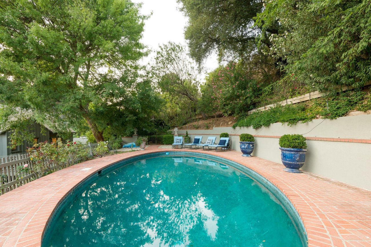 2542 Benedict Canyon Dr