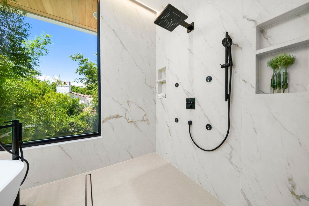 325 W 63rd St