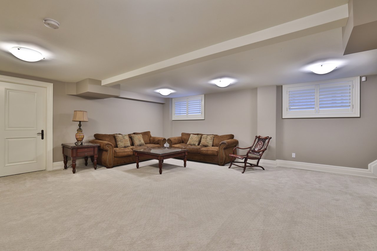 390 Seaton Drive, Oakville