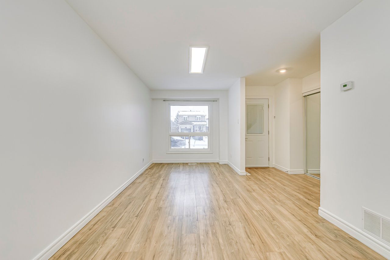 3042 Patrick Cres