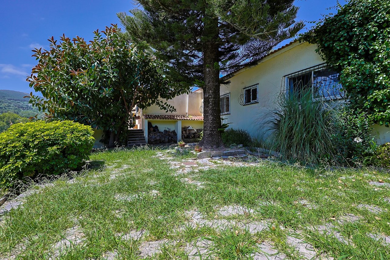 Exclusive Family Villa with Expansive Gardens Near Sintra’s UNESCO Heritage Centre