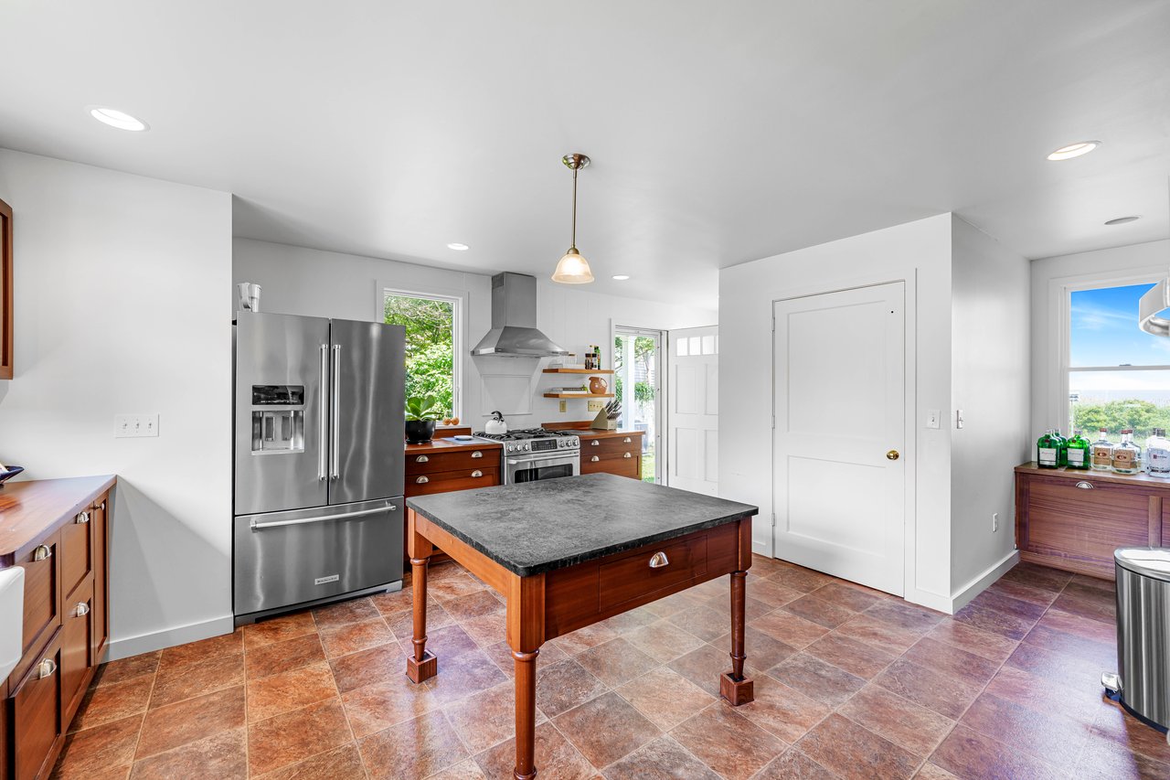 AN ELEGANT WATERFRONT ESCAPE