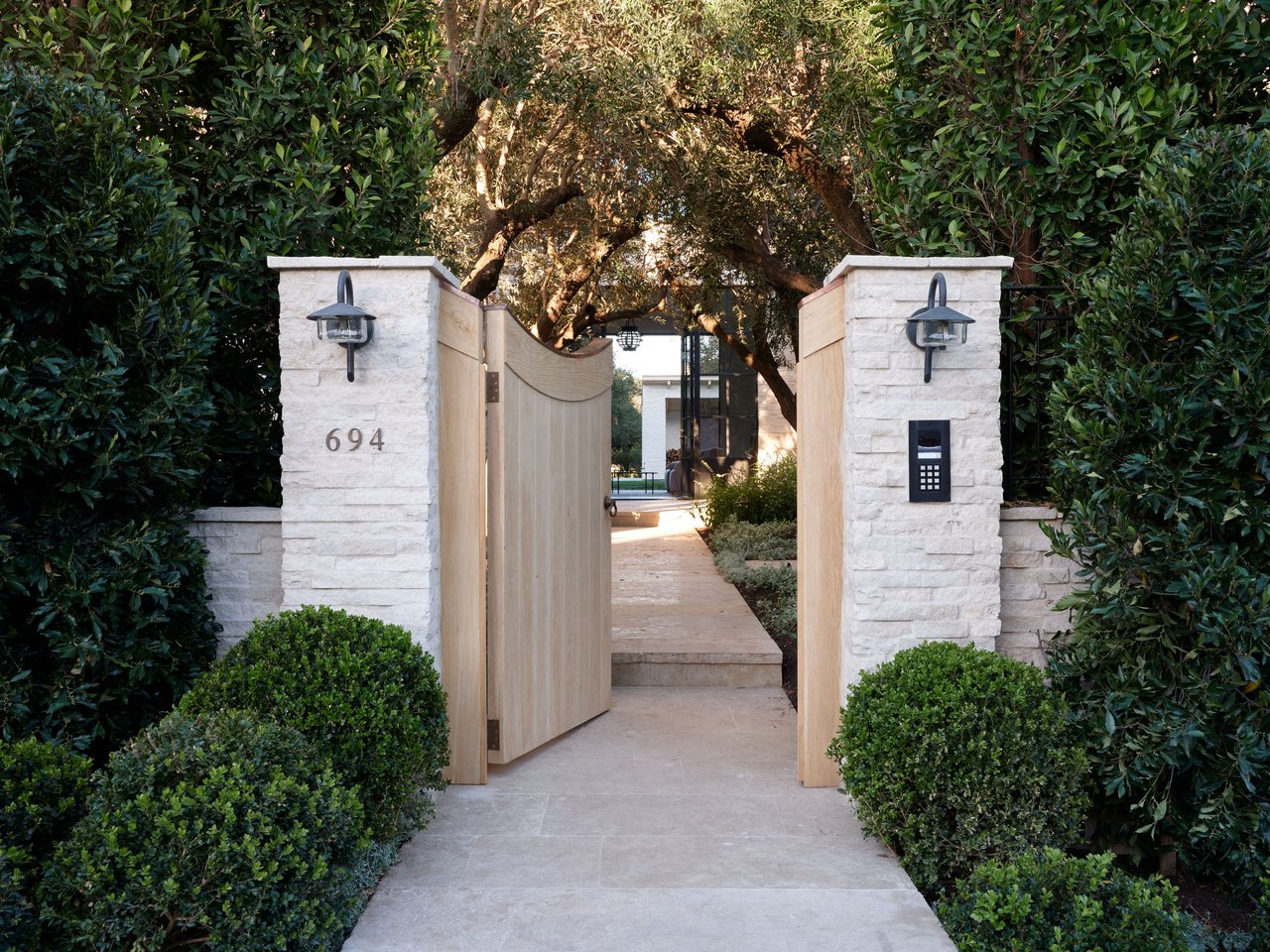 694 N Tigertail Rd, brentwood