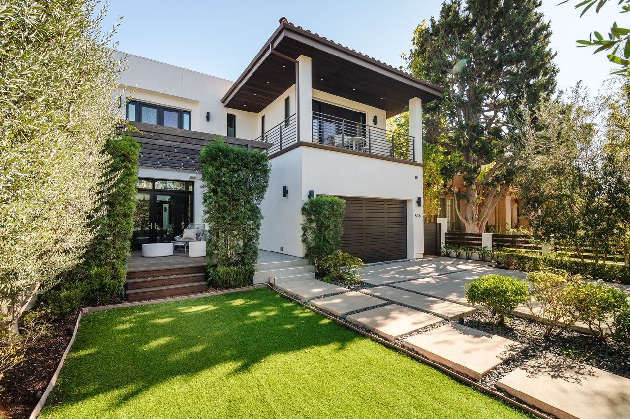 536 N Arden Blvd, Larchmont