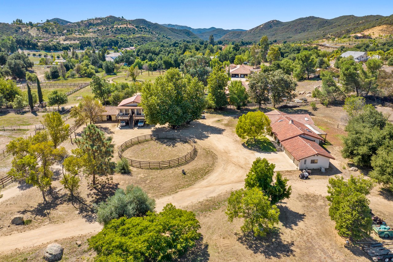 38525 Calle De Lobo