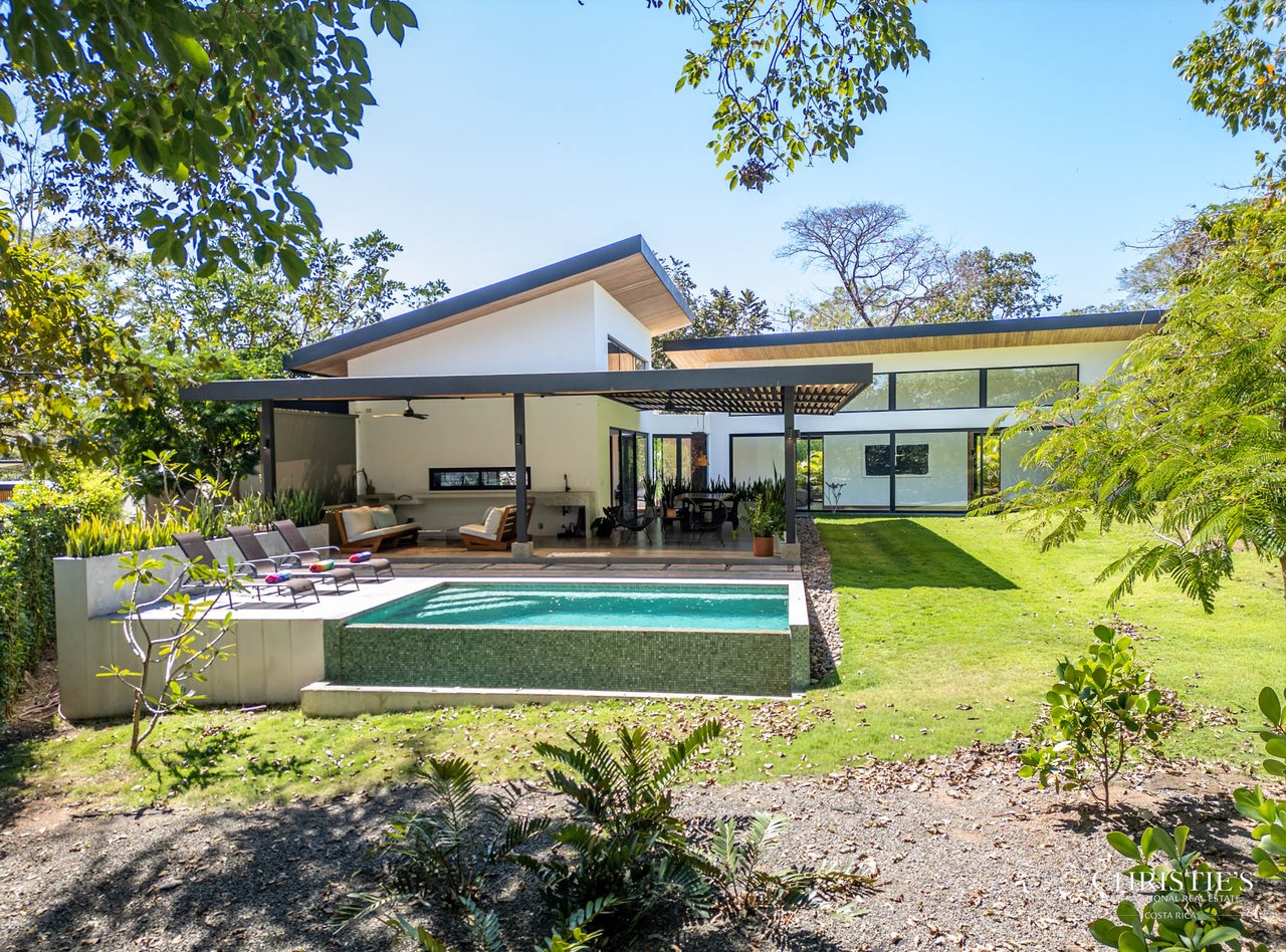 Casa Lola – Contemporary Beachside Oasis in Playa Grande