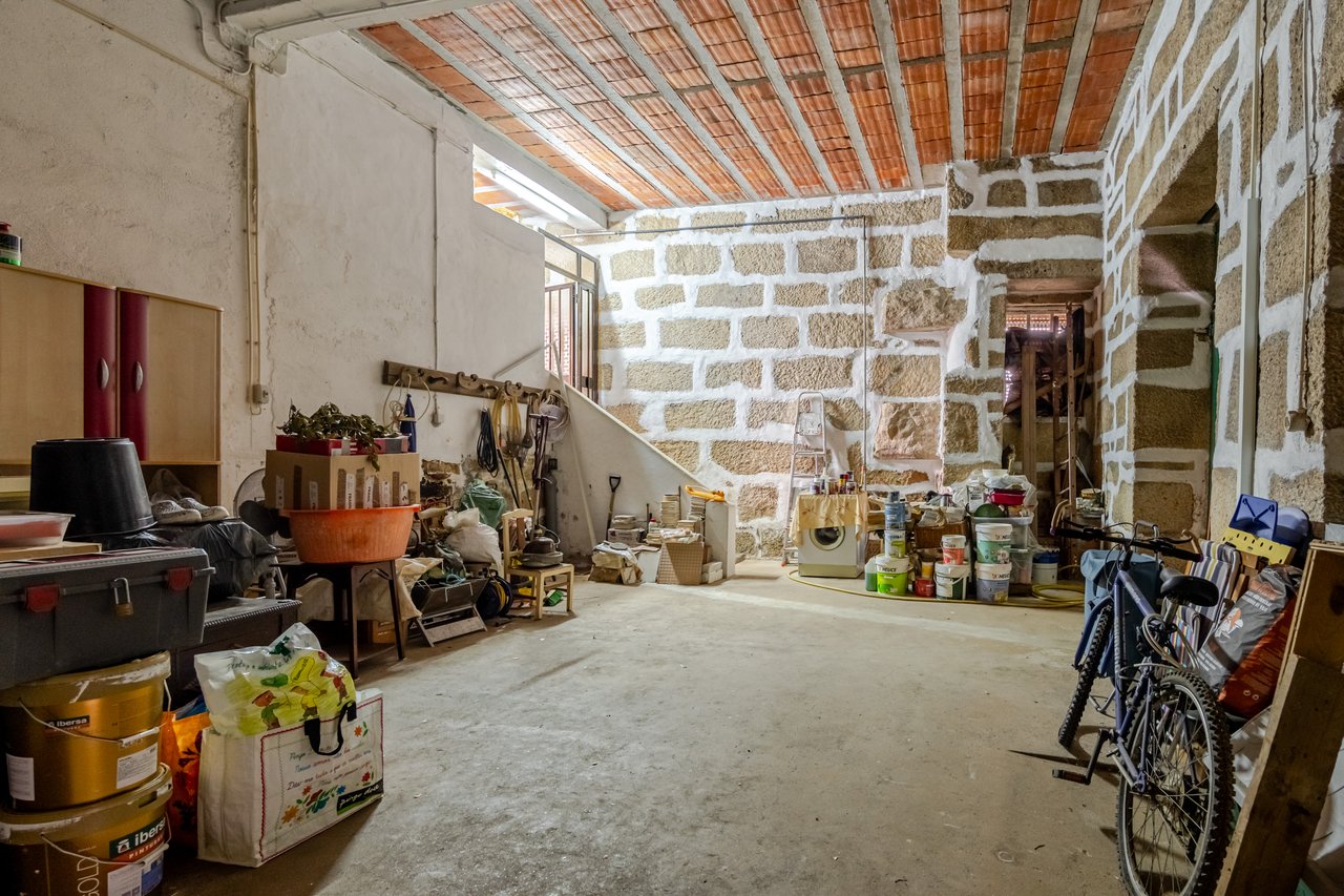 Rustic Four-Bedroom House with Private Land in Folhadela, Vila Real