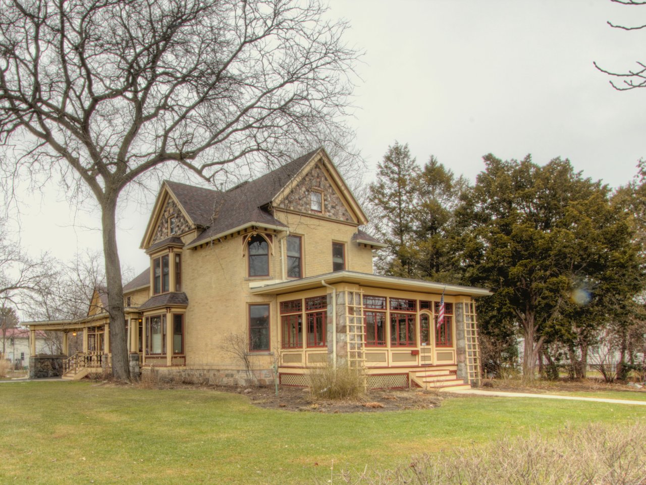 Elkhorn Wi single family home with carriage house