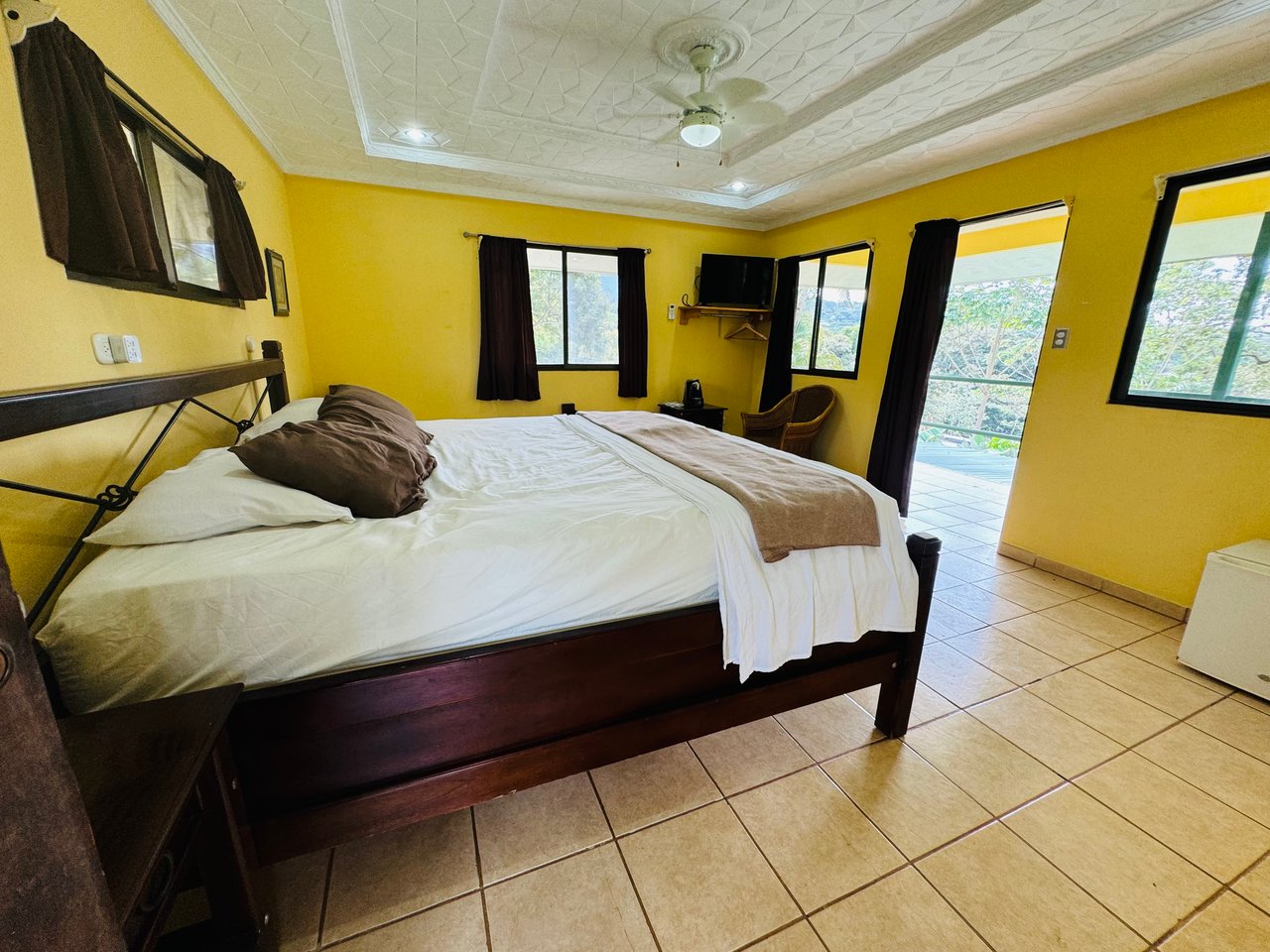 Downtown Uvita Commercial Room Rentals with Restaurant