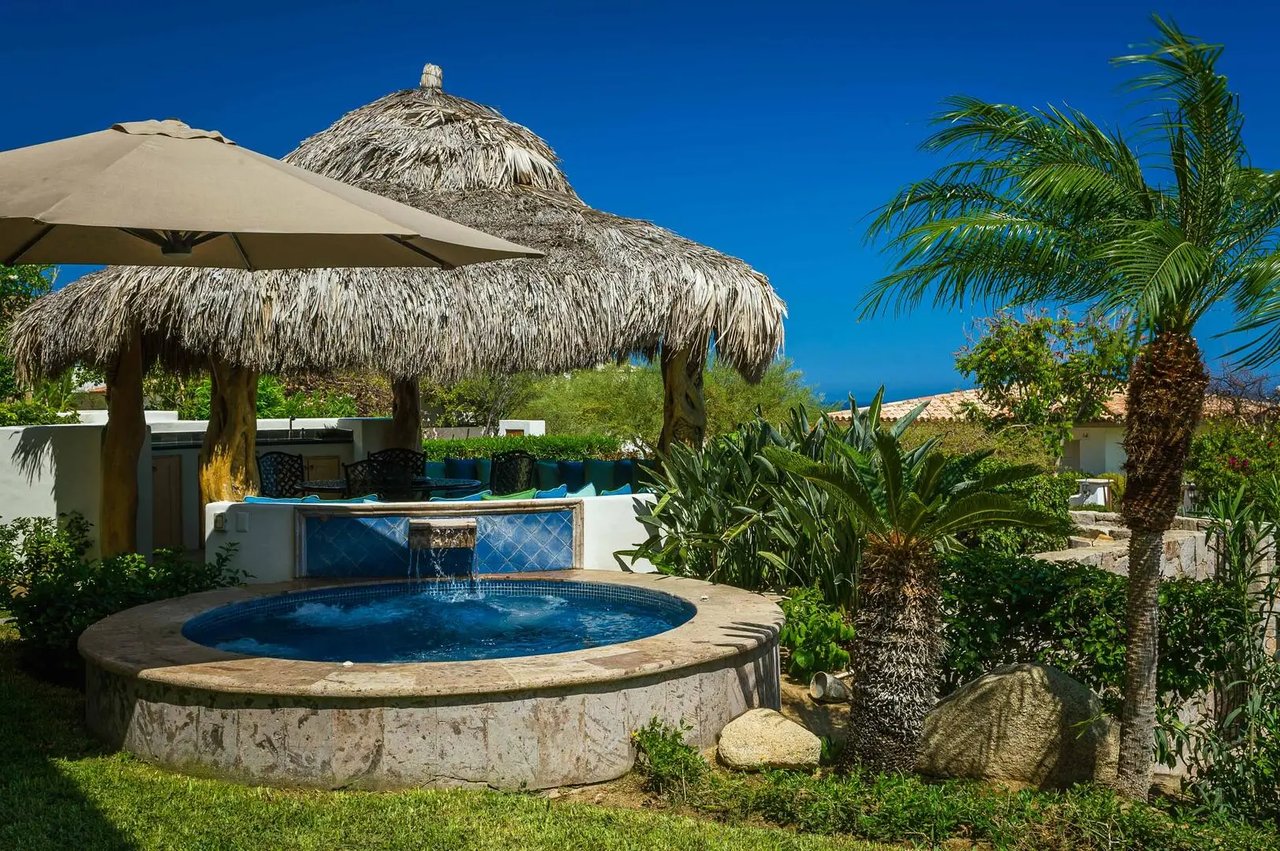 Cabo Del Sol location and everyday conveniences near the Tourist Corridor, dining, beaches, and essential services