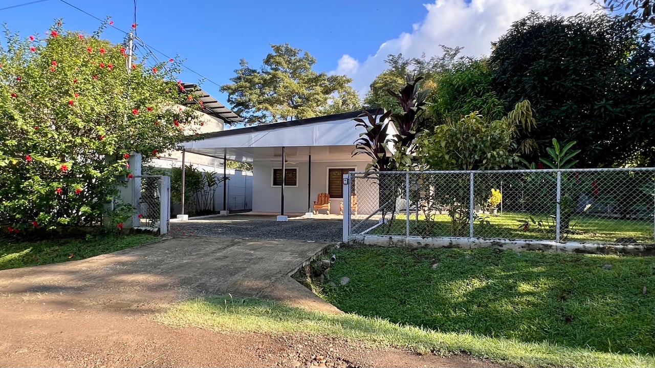 3-Bedroom Home with Large Pool and Garden in Bahía